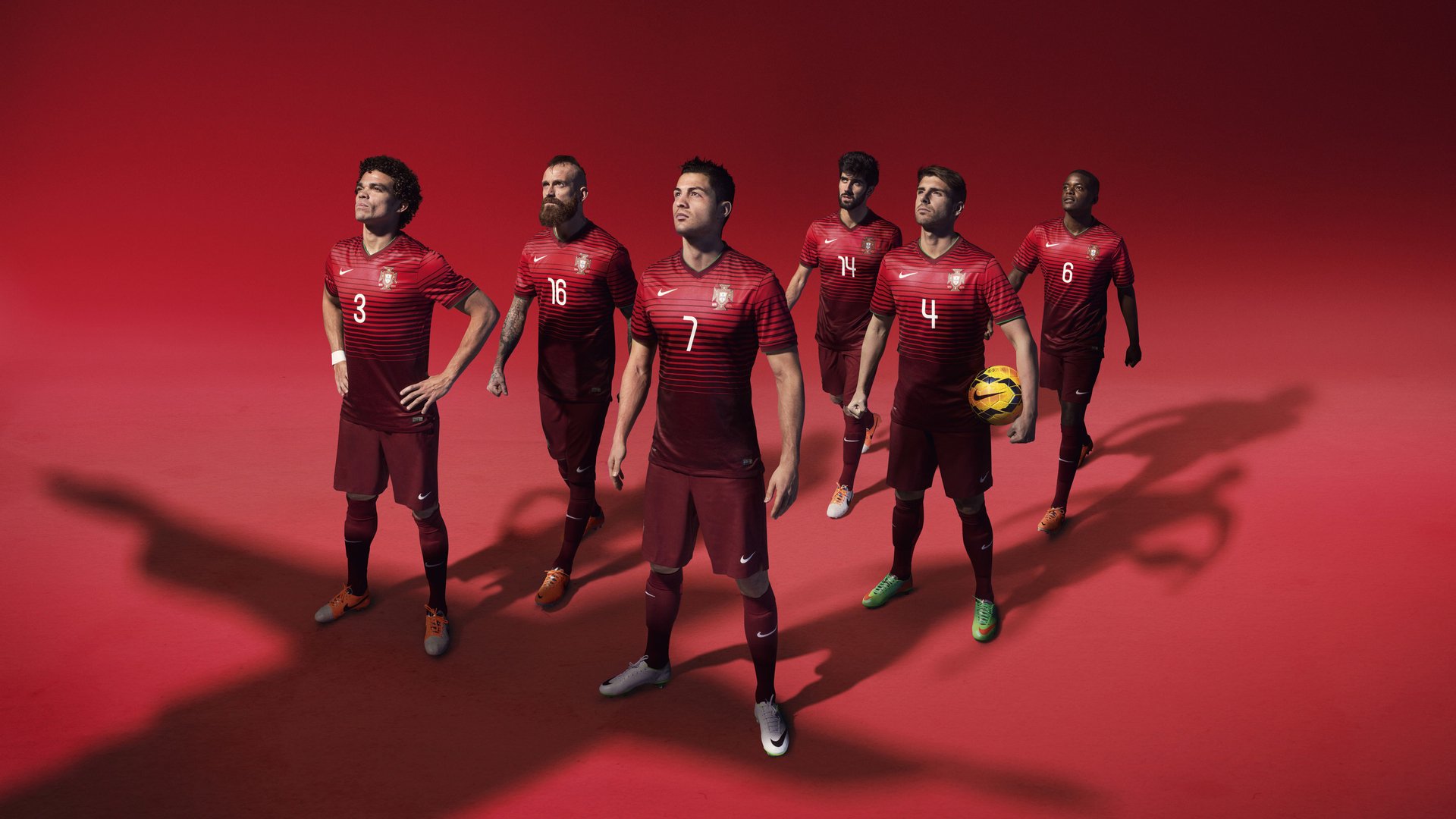 “青少年足球明星巡回演讲，传播体育精神”，青少年足球宣传文案