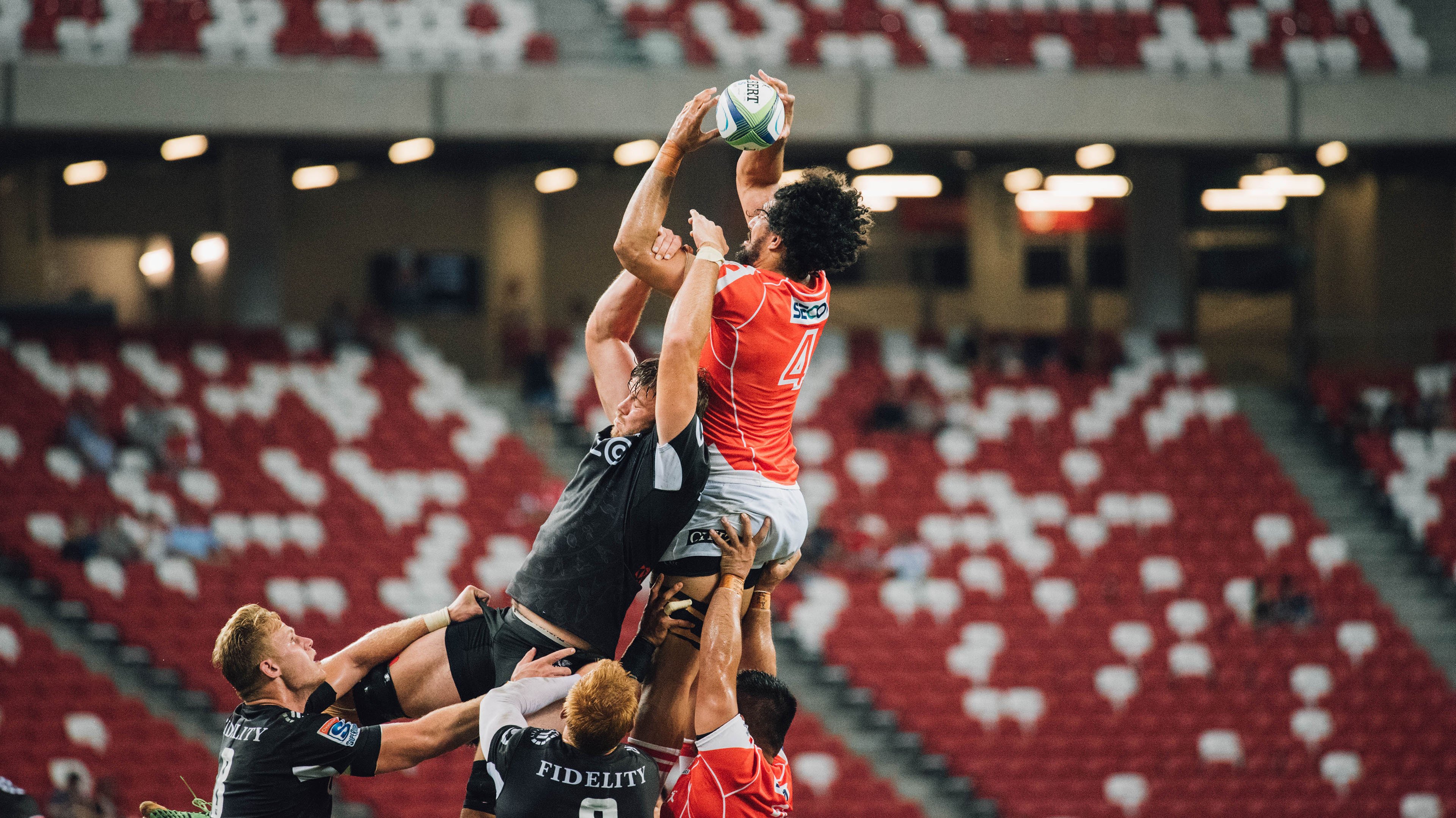 青年极限攀爬赛,登顶山峰的勇气考验,极限攀爬第一人坠亡